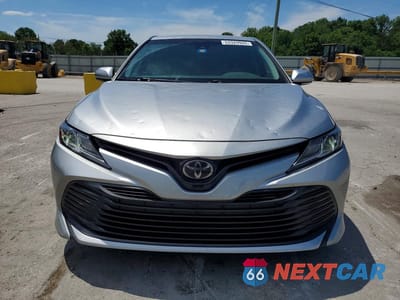 Piąte zdjęcie samochodu w środku: 2018 TOYOTA CAMRY LE VIN:4T1B11HK9JU650923 - miniatura