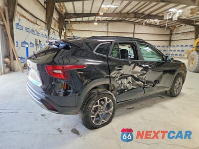 Trzecie zdjęcie samochodu z tyłu: 2025 CHEVROLET TRAX 1LT VIN:KL77LHEP1SC235791 - miniatura