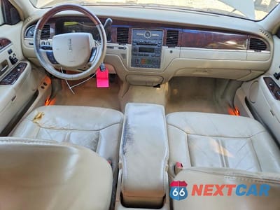 Zdjęcie 8 z 12 samochodu: 2006 LINCOLN TOWN CAR SIGNATURE LIMITED VIN:1LNHM82W36Y620578 - miniatura