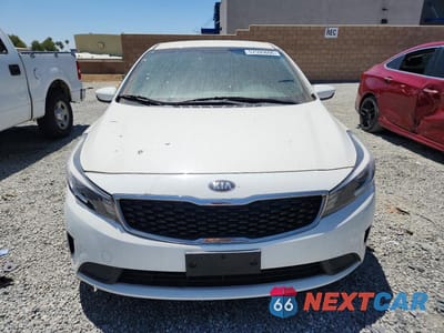 Piąte zdjęcie samochodu w środku: 2017 KIA FORTE LX VIN:3KPFK4A77HE050341 - miniatura