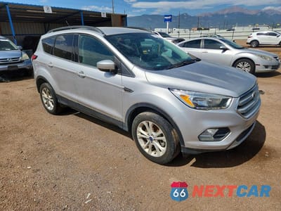 Czwarte zdjęcie samochodu z boku: 2018 FORD ESCAPE SE VIN:1FMCU9GD2JUA73911 - miniatura