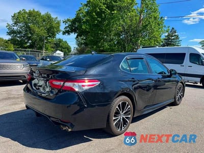 Czwarte zdjęcie samochodu z boku: 2020 TOYOTA CAMRY SE VIN:4T1G11AK0LU346463 - miniatura