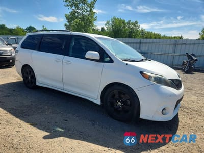 Czwarte zdjęcie samochodu z boku: 2011 TOYOTA SIENNA SPORT VIN:5TDXK3DC8BS147052 - miniatura