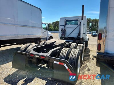 Czwarte zdjęcie samochodu z boku: 2016 VOLVO VNL SEMI TRUCK VIN:4V4NC9EG8GN974902 - miniatura