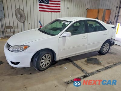 2005 TOYOTA CAMRY LE 4T1BE30K65U610512 - główne zdjęcie licytacji z USA - miniatura