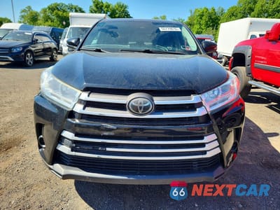 Piąte zdjęcie samochodu w środku: 2018 TOYOTA HIGHLANDER LE VIN:5TDBZRFH7JS898904 - miniatura