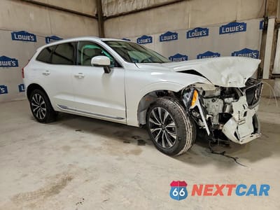 Czwarte zdjęcie samochodu z boku: 2023 VOLVO XC60 PLUS VIN:YV4L12DE9P1257784 - miniatura