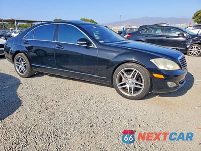 Czwarte zdjęcie samochodu z boku: 2008 MERCEDES-BENZ S 550 VIN:WDDNG71X78A220303 - miniatura