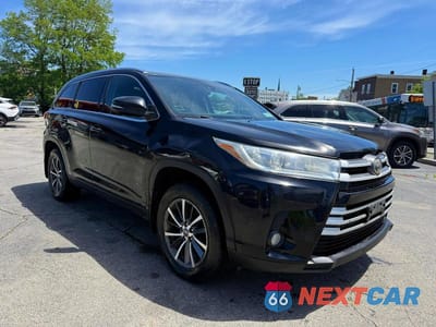 Czwarte zdjęcie samochodu z boku: 2019 TOYOTA HIGHLANDER XLE VIN:5TDJZRFH5KS939379 - miniatura