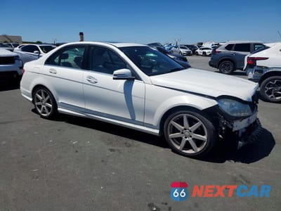 Czwarte zdjęcie samochodu z boku: 2014 MERCEDES-BENZ C 250 VIN:WDDGF4HBXEG245306 - miniatura