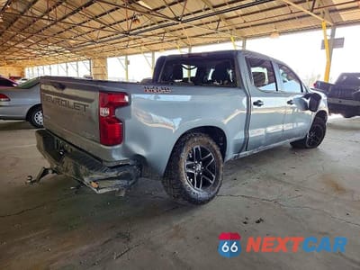 Trzecie zdjęcie samochodu z tyłu: 2026 CHEVROLET SILVERADO K1500 TRAIL BOSS CUSTOM VIN:3GCPKCEK3TG211231 - miniatura