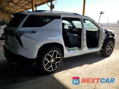 Trzecie zdjęcie samochodu z tyłu: 2026 CHEVROLET TRAVERSE HIGH COUNTRY VIN:1GNEVKKS5TJ238093 - miniatura