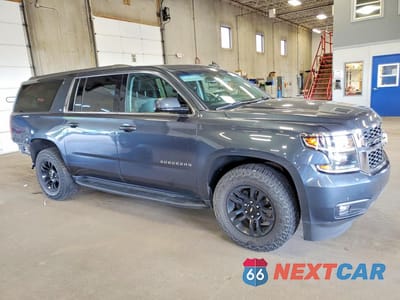 Czwarte zdjęcie samochodu z boku: 2019 CHEVROLET SUBURBAN K1500 LT VIN:1GNSKHKC7KR363829 - miniatura