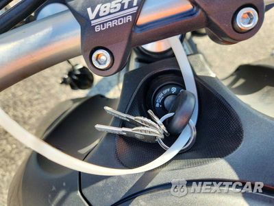 Zdjęcie 8 z 10 samochodu: 2022 MOTO GUZZI V85 TT GUARDIA D'ONORE VIN:ZGUKYUE03NM000007 - miniatura