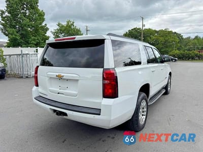 Trzecie zdjęcie samochodu z tyłu: 2019 CHEVROLET SUBURBAN K1500 LT VIN:1GNSKHKC1KR273818 - miniatura