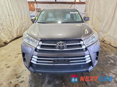 Piąte zdjęcie samochodu w środku: 2019 TOYOTA HIGHLANDER LE VIN:5TDBZRFH6KS704994 - miniatura