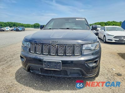 Piąte zdjęcie samochodu w środku: 2017 JEEP GRAND CHEROKEE LAREDO VIN:1C4RJFAGXHC714554 - miniatura