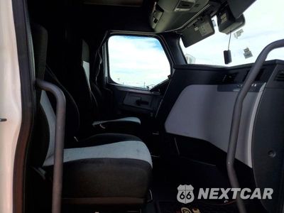 Piąte zdjęcie samochodu w środku: 2022 FREIGHTLINER CASCADIA 1 - SEMI TRUCK VIN:3AKJHHDR1NSND0545 - miniatura
