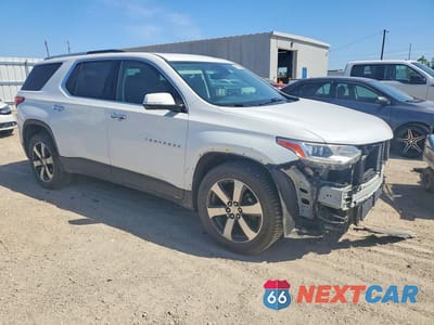 Czwarte zdjęcie samochodu z boku: 2018 CHEVROLET TRAVERSE LT VIN:1GNEVHKW6JJ248876 - miniatura