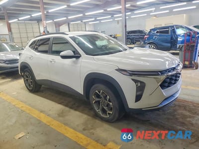 Czwarte zdjęcie samochodu z boku: 2025 CHEVROLET TRAX 1LT VIN:KL77LHEP2SC235265 - miniatura