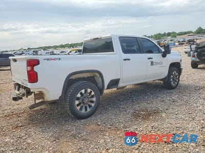 Trzecie zdjęcie samochodu z tyłu: 2023 CHEVROLET SILVERADO K2500 CUSTOM VIN:2GC4YME71P1731719 - miniatura
