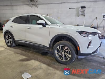 Czwarte zdjęcie samochodu z boku: 2021 BUICK ENVISION ESSENCE VIN:LRBFZPR45MD065308 - miniatura