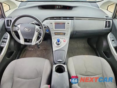 Zdjęcie 8 z 12 samochodu: 2013 TOYOTA PRIUS TWO VIN:JTDKN3DU9D1683745 - miniatura