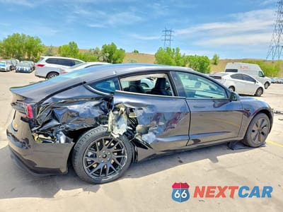 Trzecie zdjęcie samochodu z tyłu: 2025 TESLA MODEL 3 VIN:5YJ3E1EB6SF054356 - miniatura
