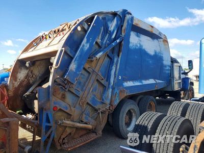 Czwarte zdjęcie samochodu z boku: 2004 CHEVROLET C8500 REFUSE TRUCK VIN:1GBP8C1CX4F504824 - miniatura