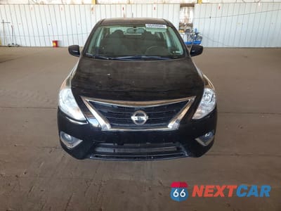 Piąte zdjęcie samochodu w środku: 2017 NISSAN VERSA 1.6 S VIN:3N1CN7AP5HL803150 - miniatura