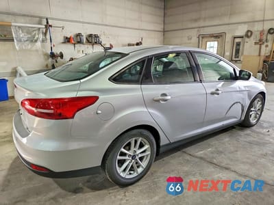 Trzecie zdjęcie samochodu z tyłu: 2016 FORD FOCUS SE VIN:1FADP3F26GL299810 - miniatura