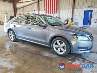 Czwarte zdjęcie samochodu z boku: 2013 VOLKSWAGEN PASSAT SE VIN:1VWBP7A34DC040413 - miniatura