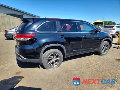 Trzecie zdjęcie samochodu z tyłu: 2018 TOYOTA HIGHLANDER LE VIN:5TDBZRFH7JS898904 - miniatura