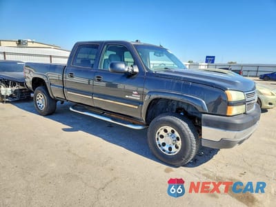 Czwarte zdjęcie samochodu z boku: 2005 CHEVROLET SILVERADO 2500 VIN:1GCHK23295F893652 - miniatura