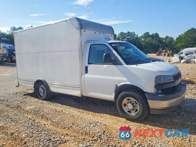 Czwarte zdjęcie samochodu z boku: 2019 CHEVROLET EXPRESS BOX TRUCK VIN:1GB0GRFG2K1356343 - miniatura