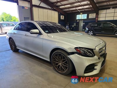 Czwarte zdjęcie samochodu z boku: 2018 MERCEDES-BENZ E 300 4MATIC VIN:WDDZF4KB0JA397688 - miniatura