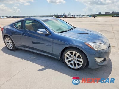 Czwarte zdjęcie samochodu z boku: 2013 HYUNDAI GENESIS COUPE 3.8L VIN:KMHHU6KJ6DU095965 - miniatura