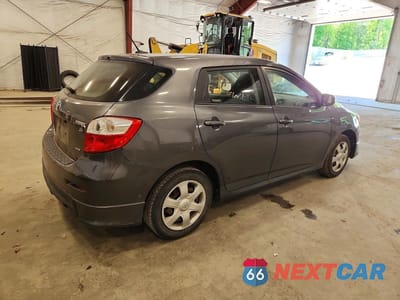 Trzecie zdjęcie samochodu z tyłu: 2010 TOYOTA COROLLA MATRIX S VIN:2T1LE4EE2AC015522 - miniatura