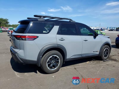 Trzecie zdjęcie samochodu z tyłu: 2023 NISSAN PATHFINDER SV VIN:5N1DR3BD0PC264039 - miniatura