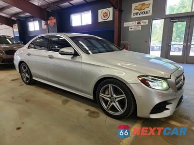 Czwarte zdjęcie samochodu z boku: 2017 MERCEDES-BENZ E 300 4MATIC VIN:WDDZF4KB8HA232885 - miniatura