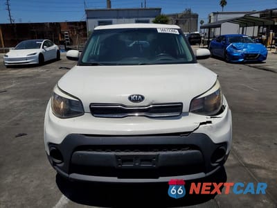 Piąte zdjęcie samochodu w środku: 2018 KIA SOUL BASE VIN:KNDJN2A22J7522316 - miniatura