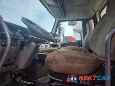 Piąte zdjęcie samochodu w środku: 2017 VOLVO VNL SEMI TRUCK VIN:4V4NC9EG3HN992158 - miniatura