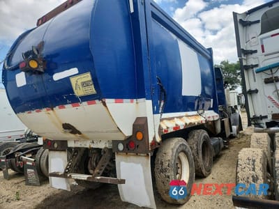 Czwarte zdjęcie samochodu z boku: 2009 MACK LEU600 REFUSE TRUCK VIN:1M2AU02C79M003138 - miniatura