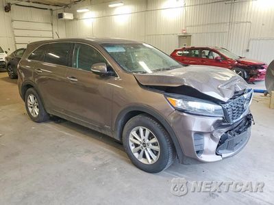 Czwarte zdjęcie samochodu z boku: 2019 KIA SORENTO LX V6 VIN:5XYPGDA5XKG447198 - miniatura