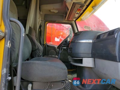 Piąte zdjęcie samochodu w środku: 2011 VOLVO VNL SEMI TRUCK VIN:4V4NC9EJ7BN297278 - miniatura