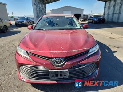 Piąte zdjęcie samochodu w środku: 2020 TOYOTA CAMRY LE VIN:4T1C11AKXLU334674 - miniatura