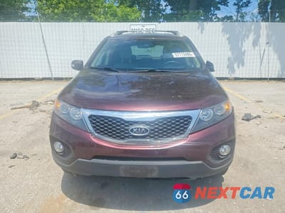 Piąte zdjęcie samochodu w środku: 2013 KIA SORENTO LX VIN:5XYKT4A25DG325329 - miniatura