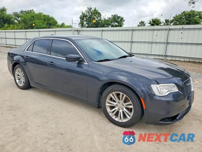 Czwarte zdjęcie samochodu z boku: 2016 CHRYSLER 300 LIMITED VIN:2C3CCAAGXGH298590 - miniatura