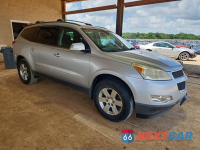 Czwarte zdjęcie samochodu z boku: 2011 CHEVROLET TRAVERSE LT VIN:1GNKVGED8BJ150182 - miniatura