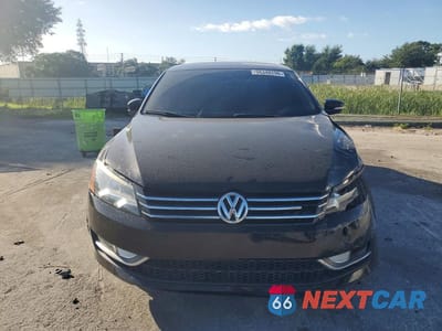 Piąte zdjęcie samochodu w środku: 2015 VOLKSWAGEN PASSAT S VIN:1VWAT7A3XFC095359 - miniatura